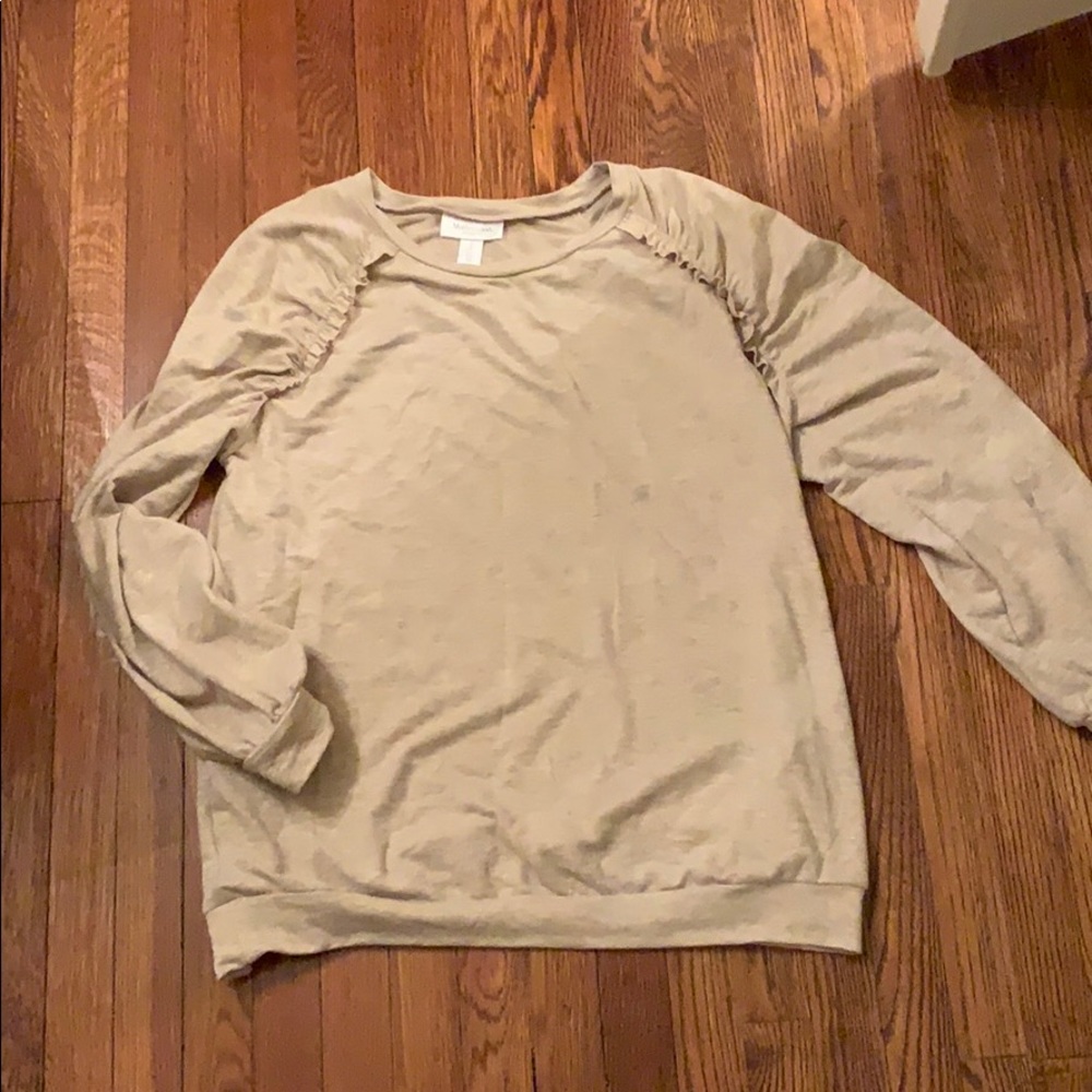 Adorable ruffle beige maternity top!!